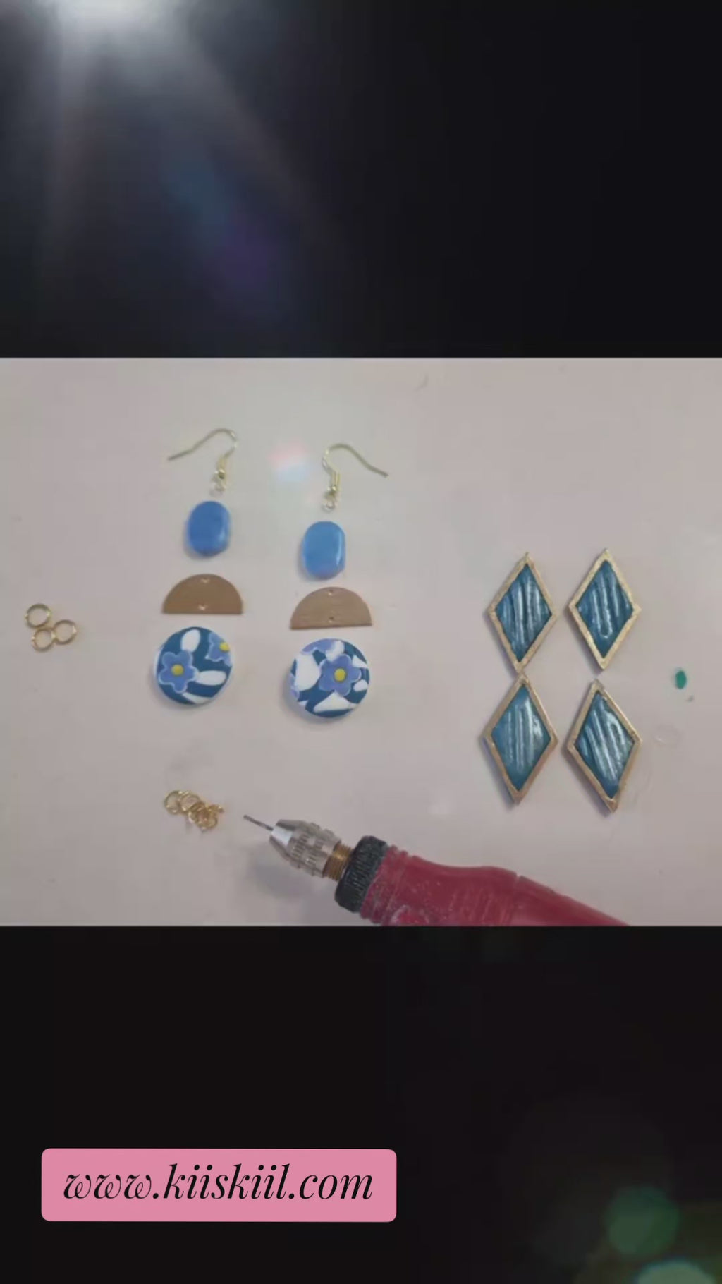 Pendientes dorados de estampado floral