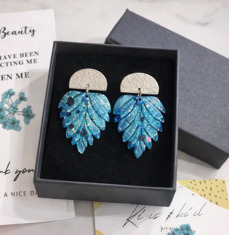 Elegantes pendientes con forma de hoja