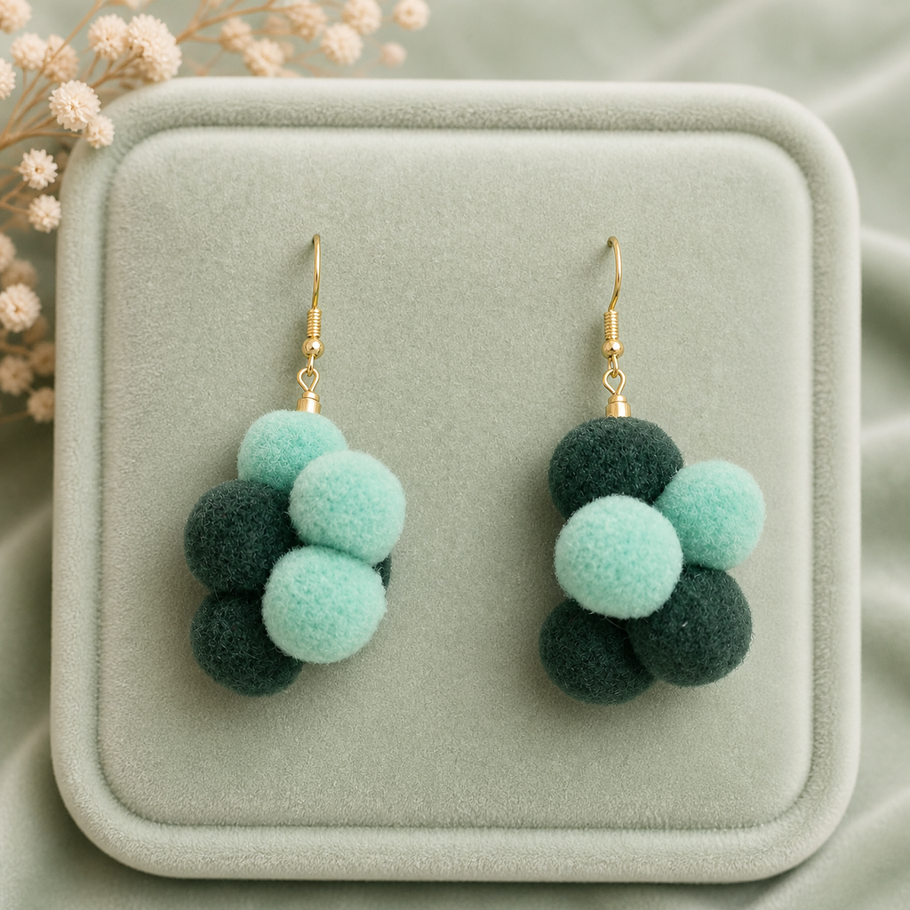 Pendientes en racimo con pompones tonos verde