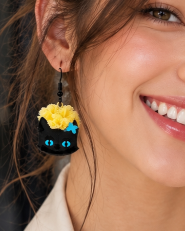 Pendientes con gato negro y destellos azules