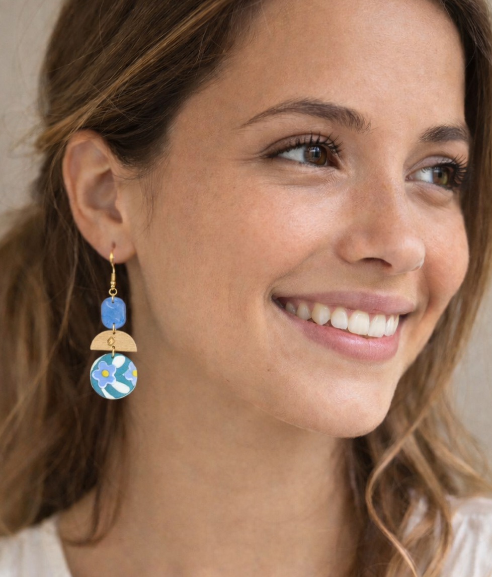 Pendientes dorados de estampado floral