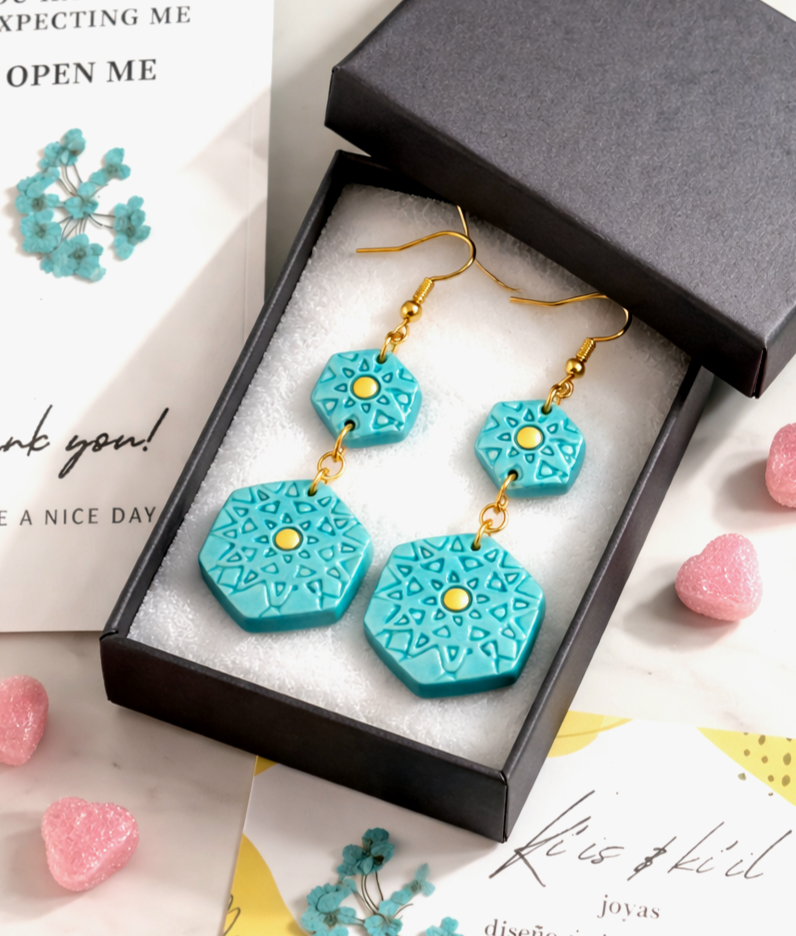 llamativos pendientes tono turquesa