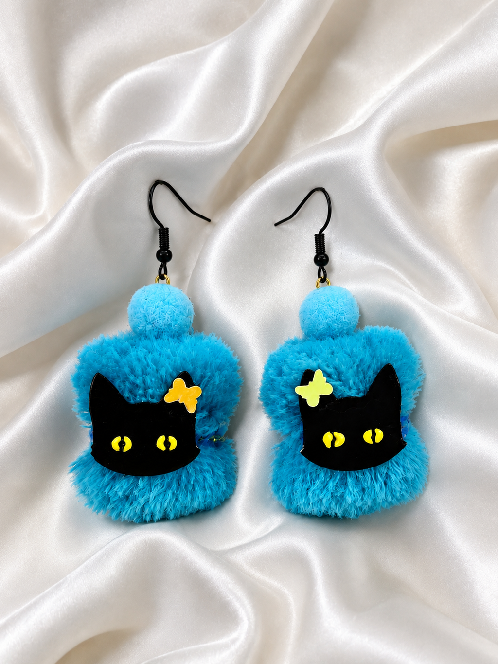 Pendientes con gato negro y destellos amarillos