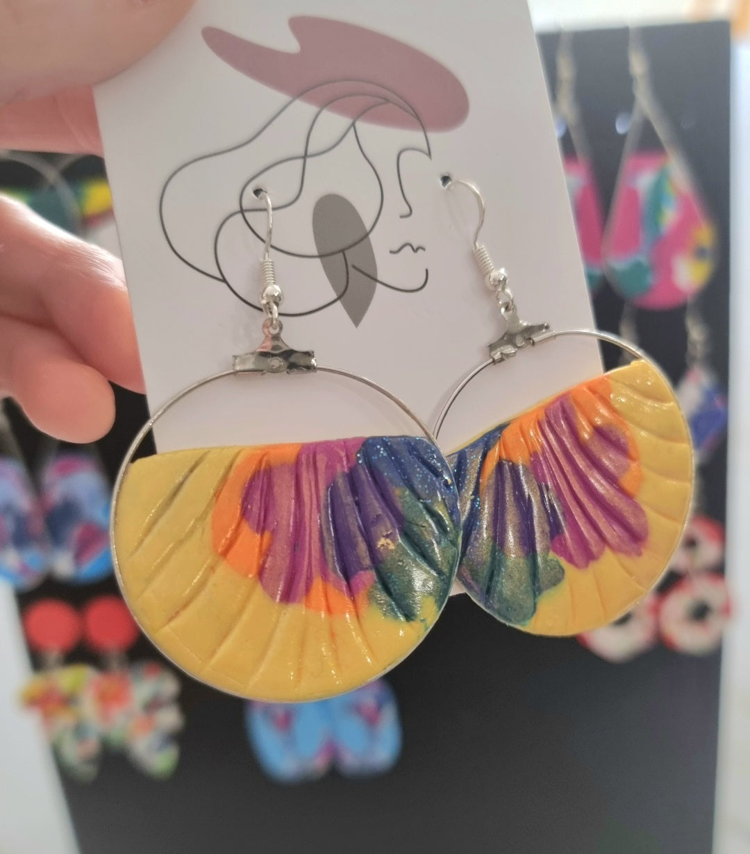 Pendientes de plata con relieve y efecto metalizado