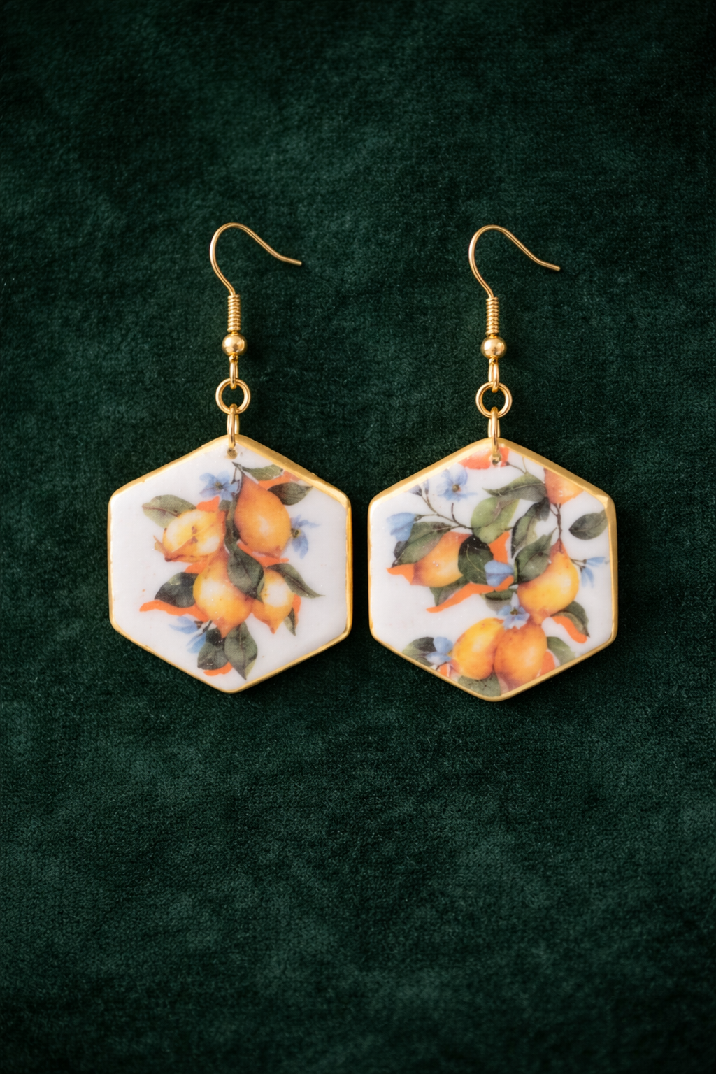 Eye-catching earrings with a beautiful print