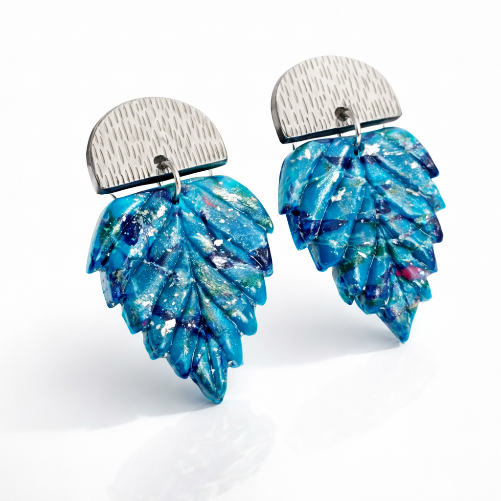 Elegantes pendientes con forma de hoja