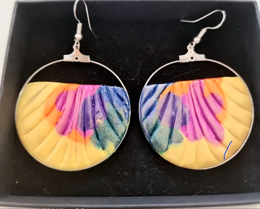 Pendientes de plata con relieve y efecto metalizado