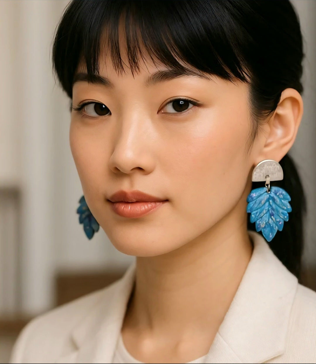 Elegantes pendientes con forma de hoja