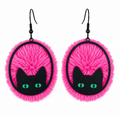 Pendientes con pompones rosa intenso y detalle de gato negro