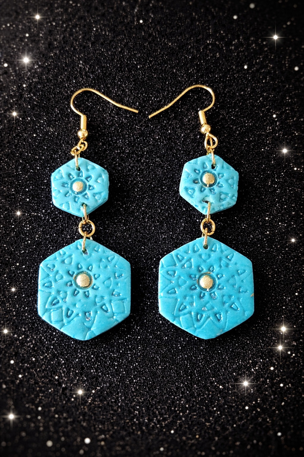 llamativos pendientes tono turquesa