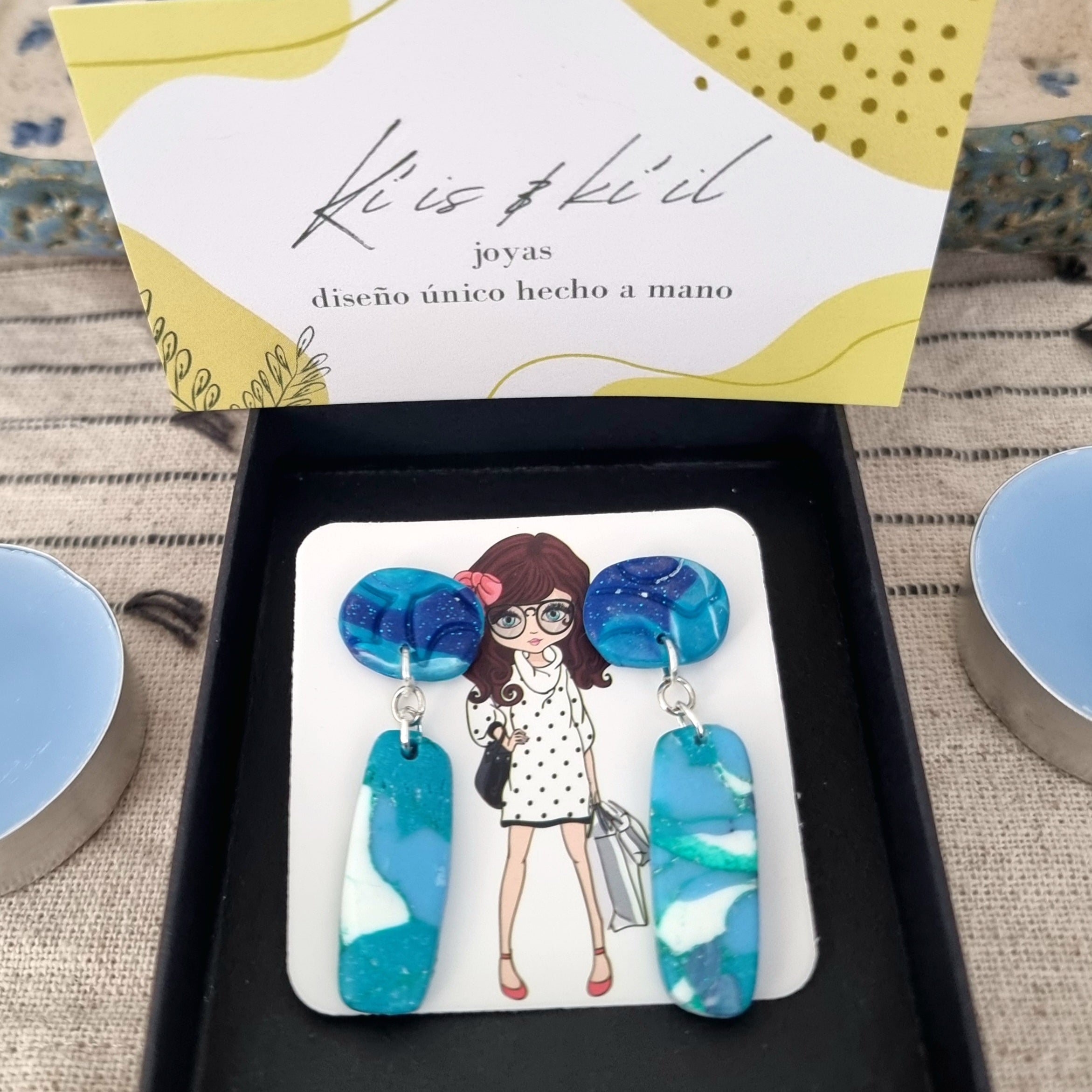 Pendientes en llamativos tonos azules