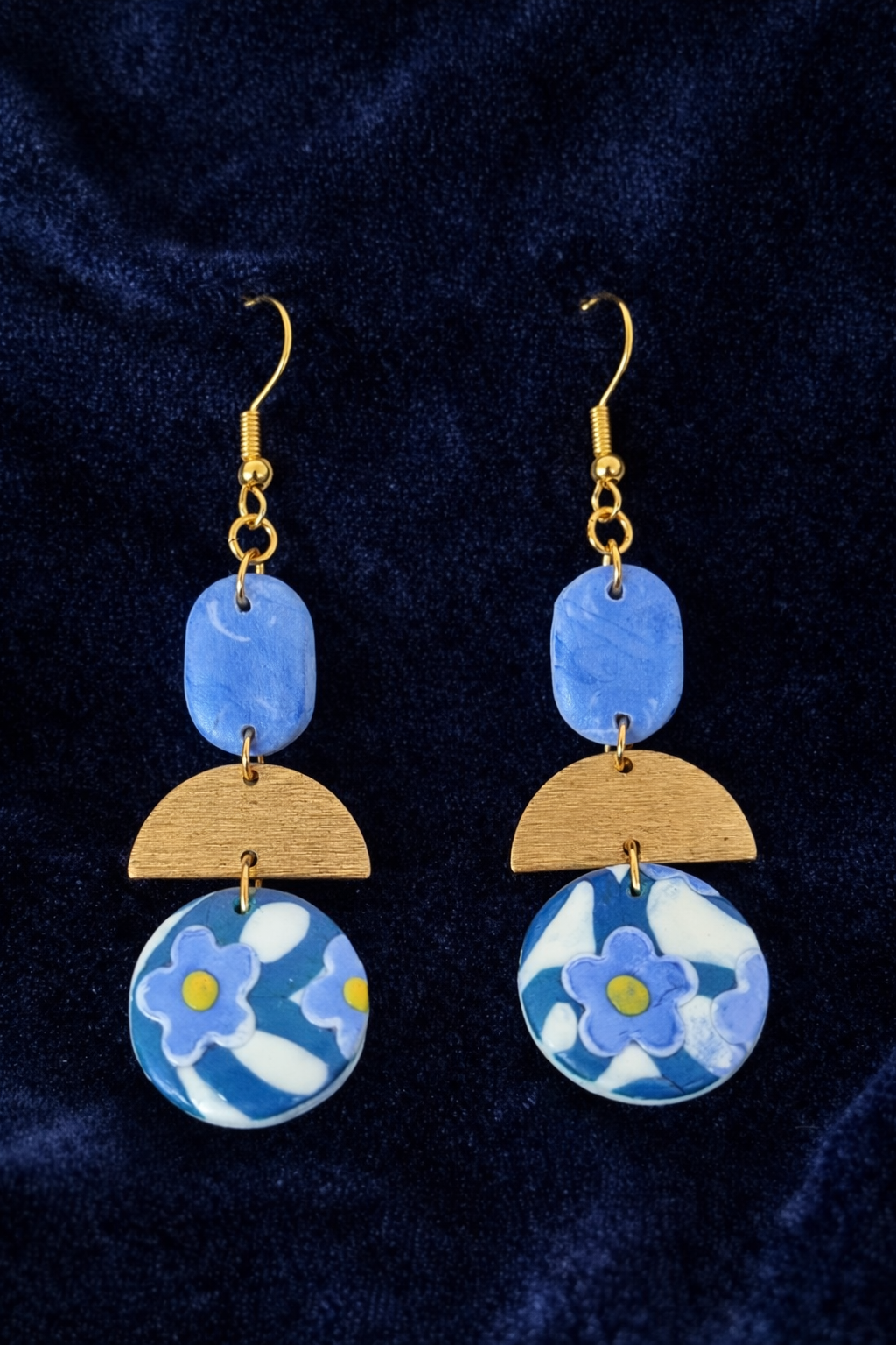 Pendientes dorados de estampado floral