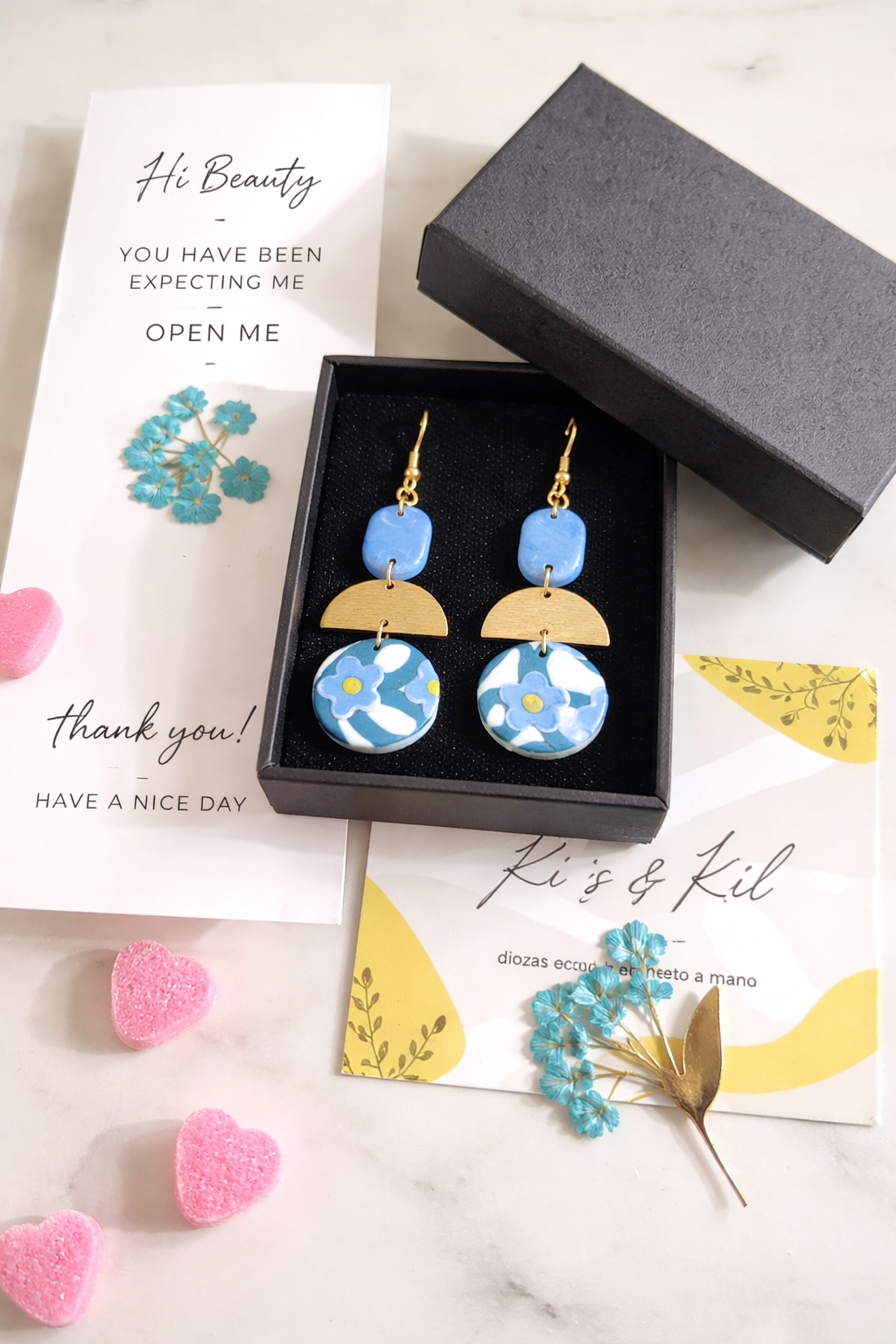 Pendientes dorados de estampado floral