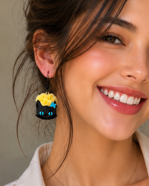 Pendientes con gato negro y destellos azules