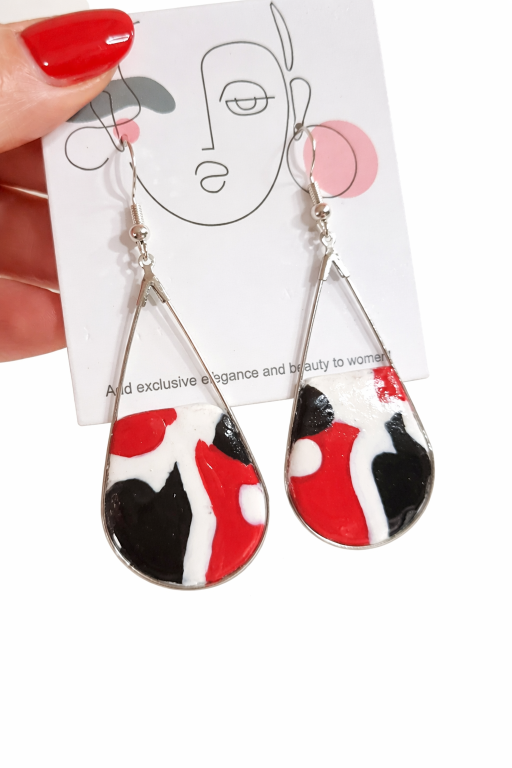 Pendientes de plata de estilo moderno y limpio